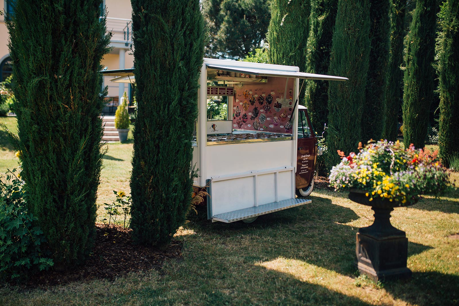 De Zordo Eiscafé Grünstadt Ape steht im Garten