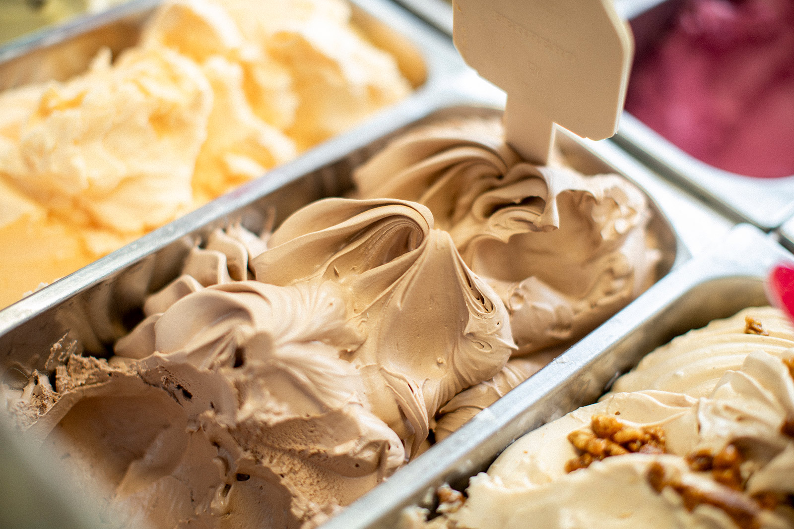 De Zordo Eiscafé Grünstadt Eis in Eisbehälter