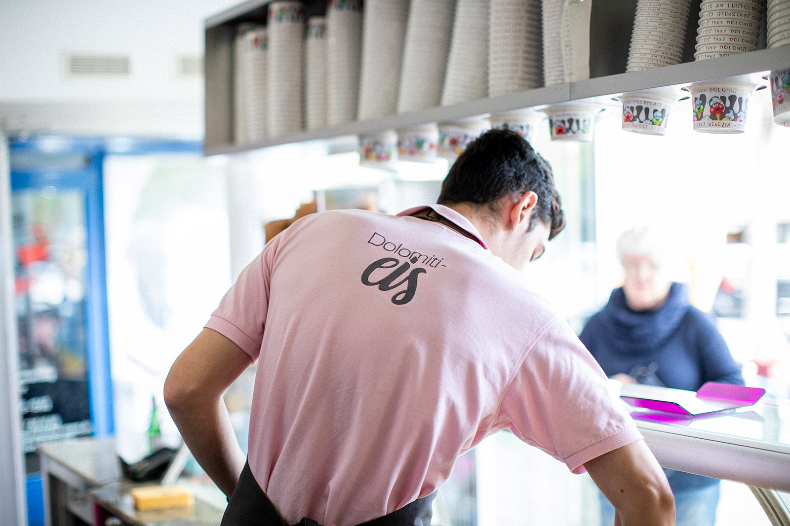 De Zordo Eiscafé Grünstadt Mitarbeiter hinter der Eis Theke