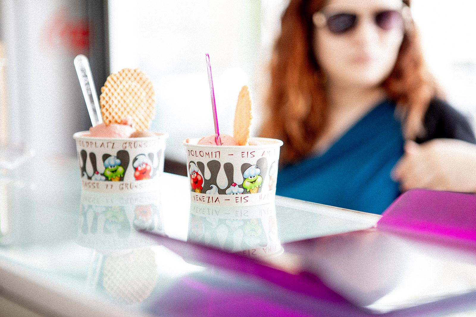 De Zordo Eiscafé Grünstadt Eisbecher stehen auf Eis Theke