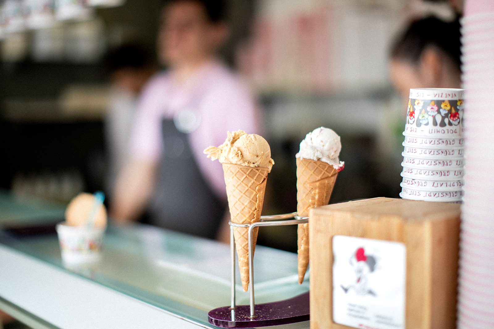 De Zordo Eiscafé Grünstadt Eistüten stehen in Halterung