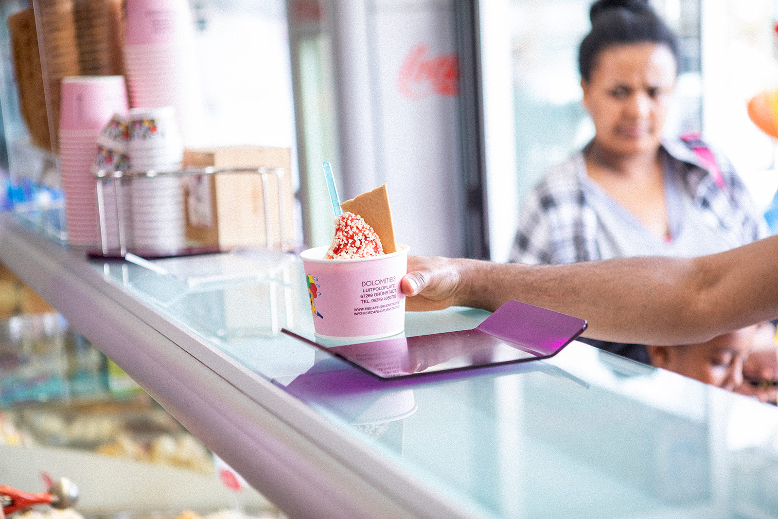 De Zordo Eiscafé Grünstadt Hand greift nach Spaghetti Eis