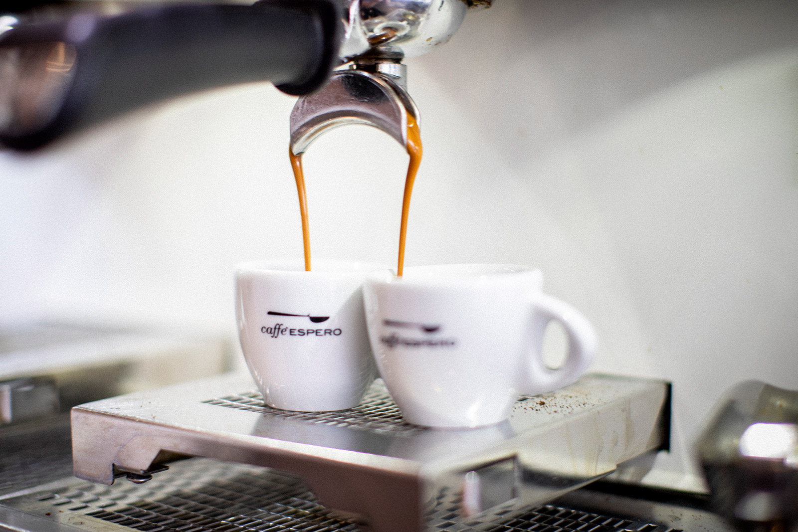 De Zordo Eiscafé Grünstadt Kaffee läuft aus der Maschine