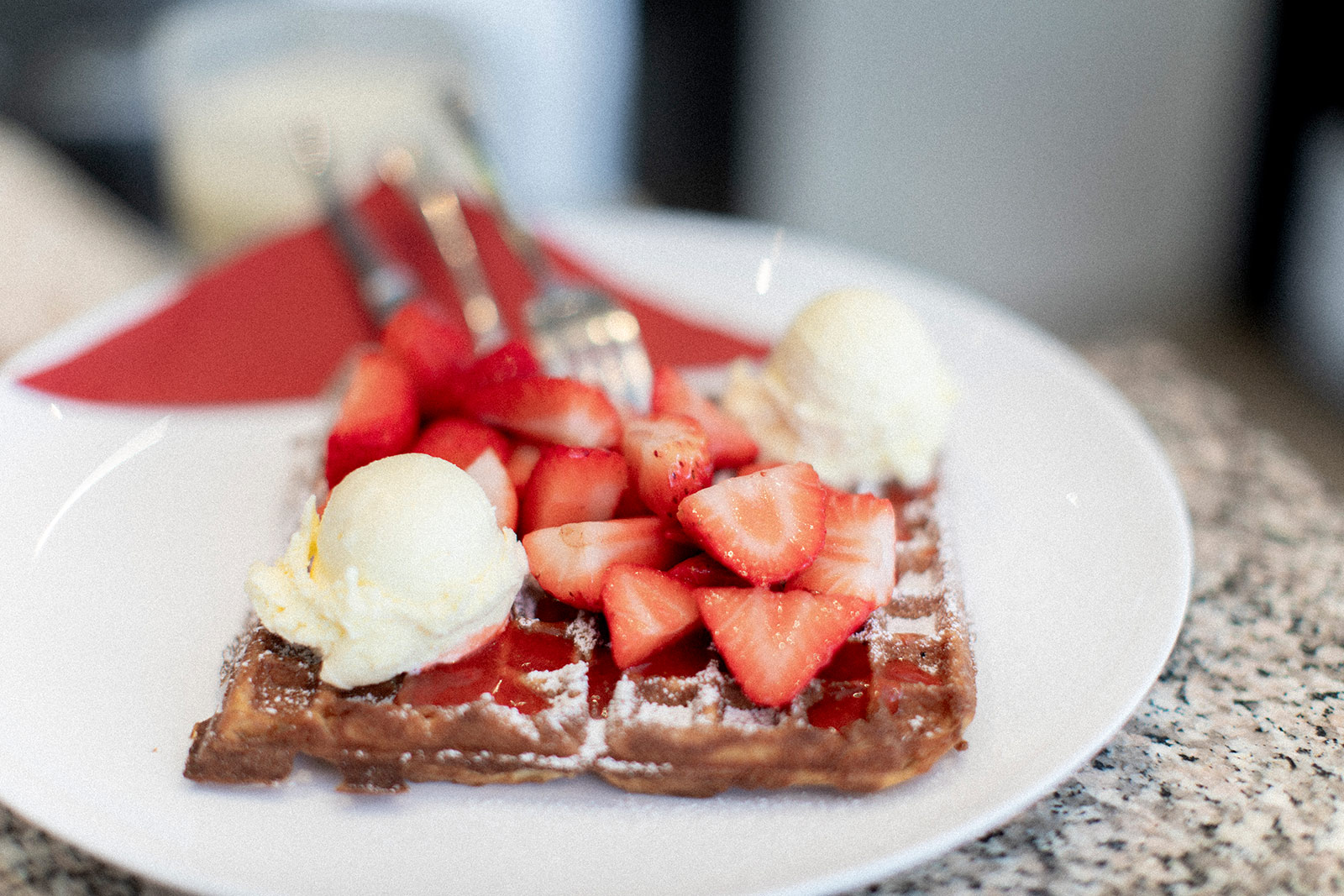 De Zordo Eiscafé Waffel mit Eis und Erdbeeren